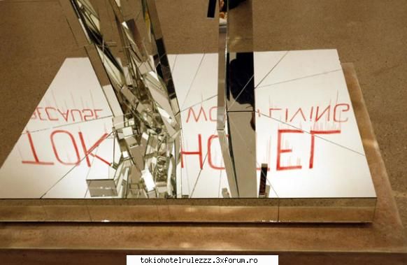tokio hotel prin muzeu ... doua poza.. moderator V.I.P.