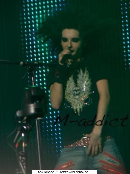 Hot Faces Din Concerte - DA E ADORABILLA Sau cand isi duce manutza un pic - ~~Bill Kaulitz~~