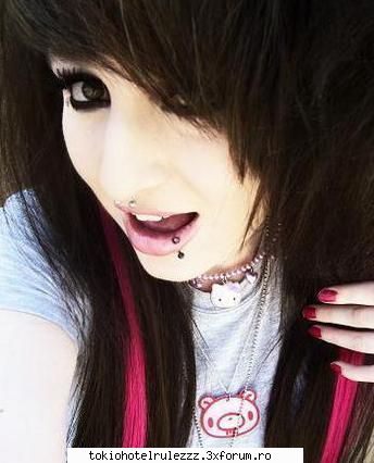 Liceul de muzica - Roxana...17 ani,1.73 inaltime,ochi caprui - Fan-Fiction
