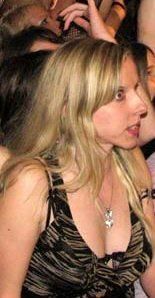 uitati c am gasit p un site cred k e adevarat 
yes it's true. bill got a 

her name is jenny heier