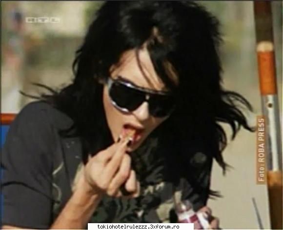 poze - stau cu fleoak in vant - ~~Tokio Hotel~~