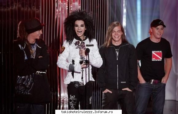 ce roshu e tom la fatza :rotfl:  :rotfl:  :rotfl: poze d la vma